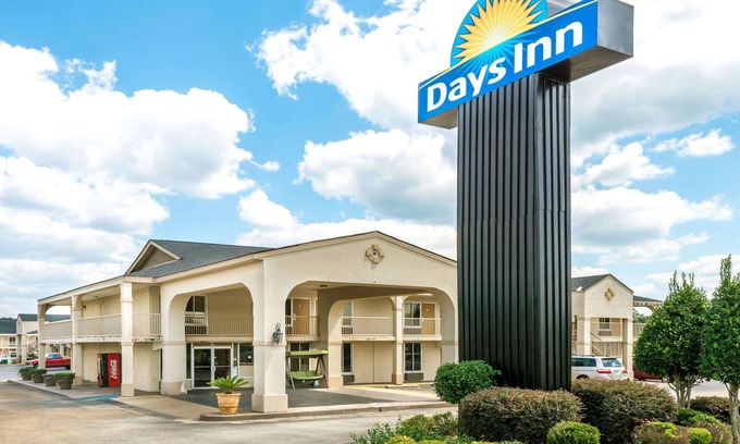 Shorter Hotel | Comfortable Days Inn by Wyndham Shorter with Family Amenities