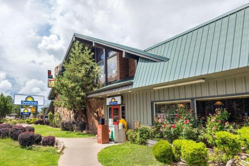 Show Low Hotel | Comfortable Days Inn by Wyndham Show Low with Great Amenities