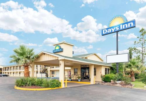 Ira Hotel | Discover Days Inn by Wyndham Snyder with Pool & Kitchen