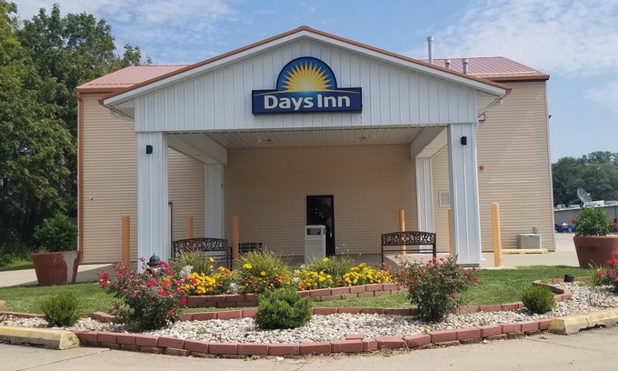 Springfield Hotel | Comfortable Days Inn by Wyndham Springfield with Pool & Dining