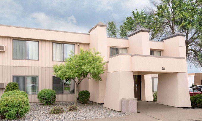 St. Cloud Hotel | Comfortable Days Inn by Wyndham St Cloud with Breakfast & Kitchen