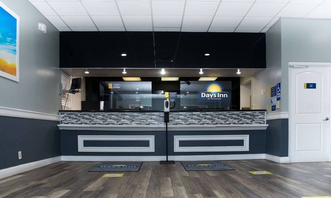 Stuart Hotel | Comfortable Days Inn by Wyndham Stuart with Pool & Spa