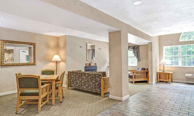 Sturbridge Hotel | Comfortable Days Inn by Wyndham Sturbridge with Pool & Spa