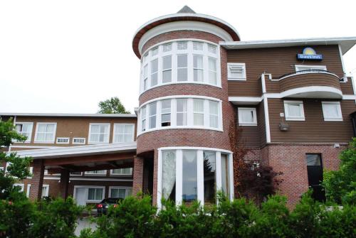 Surrey Hotel | Accessible Comfort at Days Inn by Wyndham Surrey