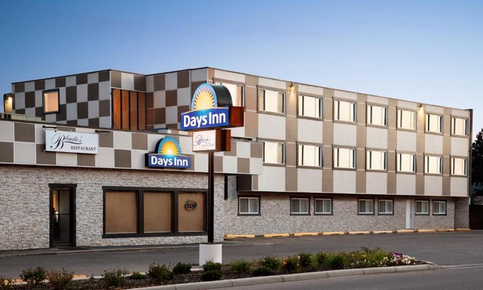 Sylvan Lake Hotel | Relax at Days Inn by Wyndham Sylvan Lake - Family-Friendly Stay