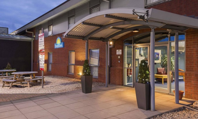 Shifnal Hotel | Eco-Friendly Days Inn Telford Ironbridge: Family & Breakfast