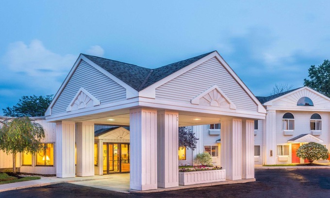 Tiffin Hotel | Comfortable Stay at Days Inn by Wyndham Tiffin with Pool