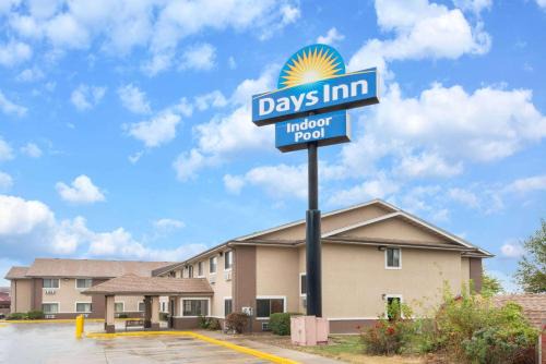 Southwest Topeka Hotel | Comfortable Days Inn by Wyndham Topeka with Pet-Friendly Perks