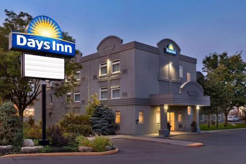 Northeast Mississauga Hotel | Convenient Days Inn by Wyndham Toronto West Mississauga