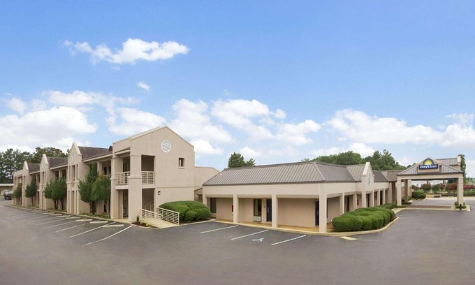 Alexander City Hotel | Pet-Friendly Escape at Days Inn by Wyndham Alexander City