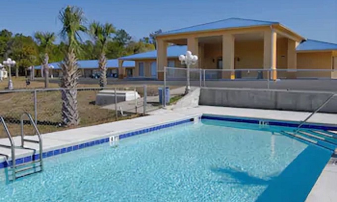 De Funiak Springs Hotel | Inviting Days Inn by Wyndham DeFuniak Springs with Pool & Breakfast