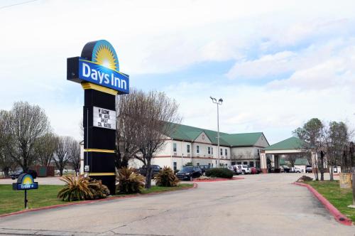 Denham Springs Hotel | Budget-Friendly Days Inn by Wyndham with Pool & Family Perks