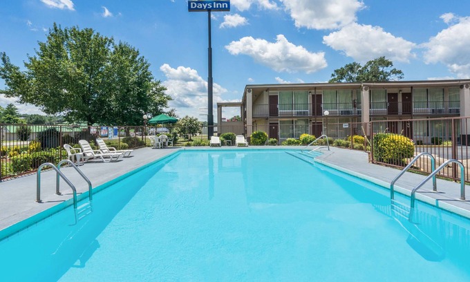 Hurricane Mills Hotel | Relax at Days Inn by Wyndham Hurricane Mills with Pool & Breakfast