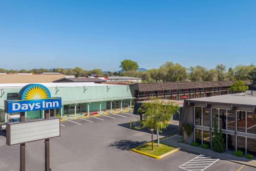 Klamath Falls Hotel | Pet-Friendly Retreat at Days Inn by Wyndham Klamath Falls