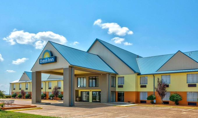 Robinsonville Hotel | Discover Days Inn by Wyndham Tunica Resorts with Family Amenities