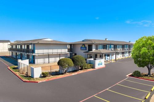 Wichita Falls Hotel | Comfortable Stay at Days Inn by Wyndham Wichita Falls