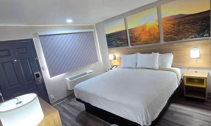 Wichita Falls Hotel | Convenient Days Inn by Wyndham Wichita Falls with Breakfast