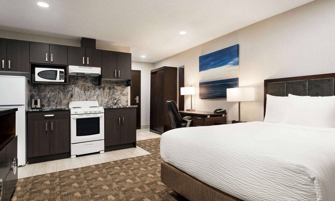 Wainwright Hotel | Comfortable Days Inn by Wyndham Wainwright: Family-Friendly Stay
