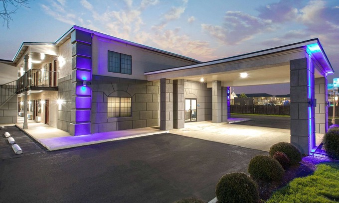 Bellmead Hotel | Relaxing Days Inn by Wyndham Waco with Pool & Spa Amenities