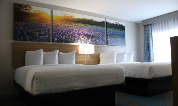 Waco Hotel | Comfortable Days Inn by Wyndham Waco with Pool & Breakfast
