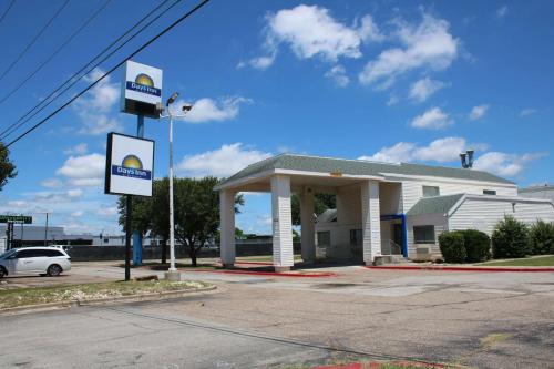 Waco Hotel | Welcoming Days Inn by Wyndham Waco University Area Hotel