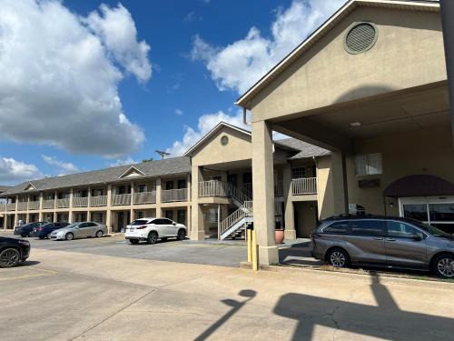Wagoner Hotel | Comfortable Days Inn by Wyndham Wagoner with Pool Access