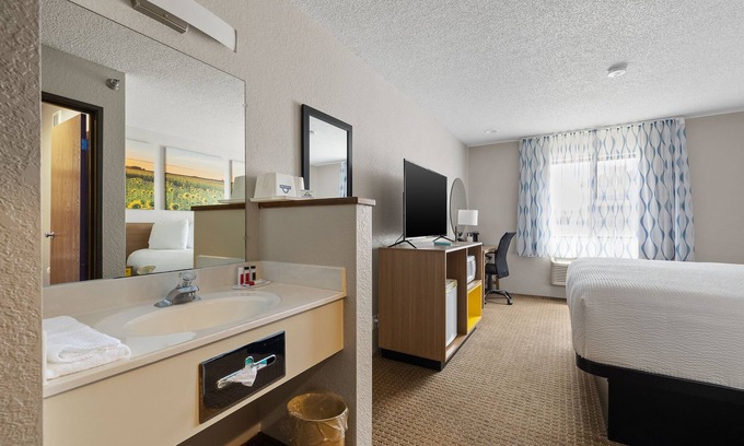 Pinnacles Entrance Badlands Hotel | Comfortable Stay at Days Inn by Wyndham Wall with Pool & Spa