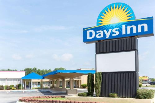 Washington Hotel | Convenient Days Inn by Wyndham Washington: Pet-Friendly Stay