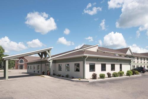 Watertown Hotel | Inviting Days Inn by Wyndham Watertown: Pet-Friendly Oasis