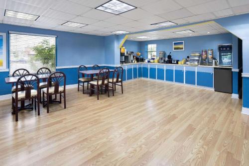 Waycross Hotel | Pet-Friendly Days Inn by Wyndham Waycross with Ocean Views
