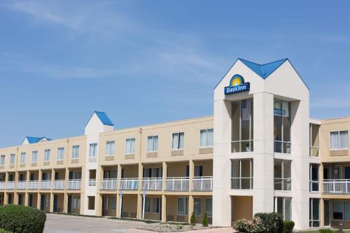 Clive Hotel | Convenient Days Inn by Wyndham West Des Moines - Clive