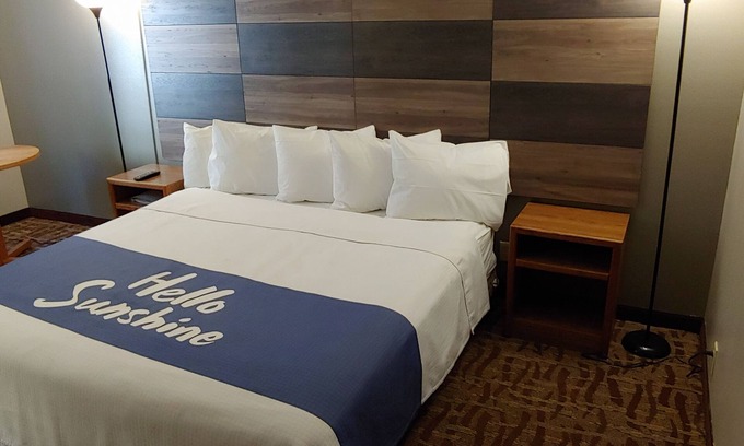 Eau Claire Hotel | Comfortable Stays at Days Inn by Wyndham West-Eau Claire