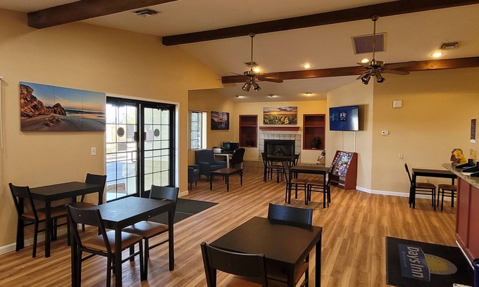 Willcox Hotel | Comfortable Days Inn by Wyndham Willcox with Pool & Breakfast
