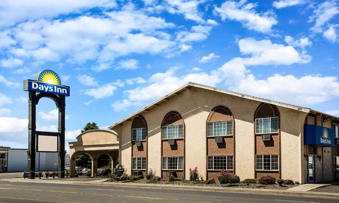 Yakima Hotel | Comfortable Days Inn by Wyndham Yakima with Pool & Breakfast