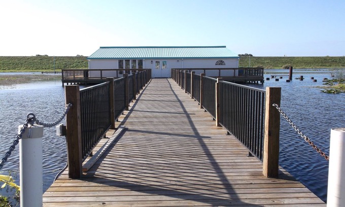 Taylor Creek Hotel | Relax at Days Inn Lake Okeechobee with Pool and Spa