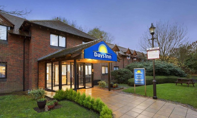 Hollingbourne Hotel | Pet-Friendly Days Inn Maidstone: Family-Oriented Getaway