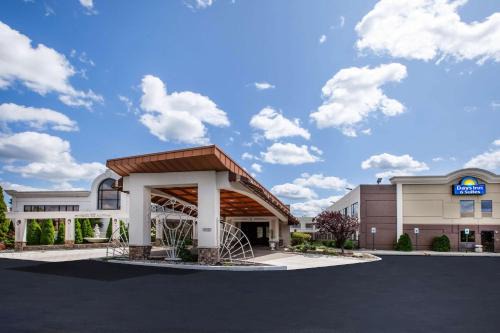 Rochester Hills Hotel | Convenient Days Inn & Suites: Pet Friendly Retreat in MI