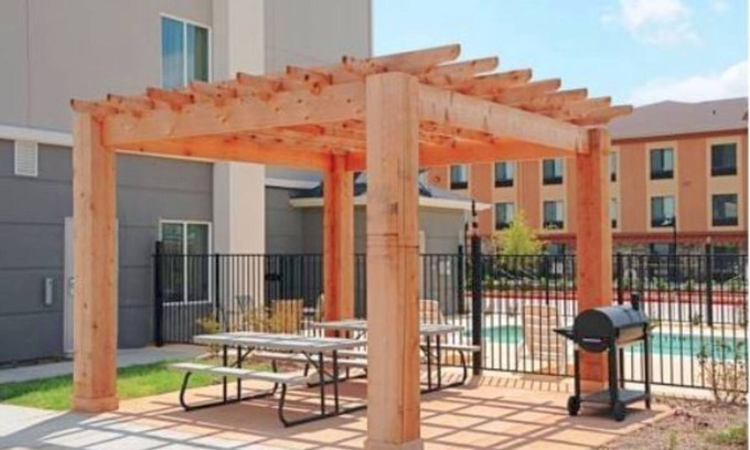 Mineral Wells Hotel | Discover Days Inn & Suites: Pool, Spa, and Family-Friendly
