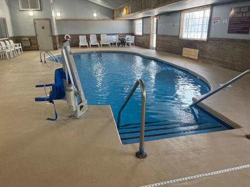 Williamsburg Hotel | Comfortable Days Inn & Suites: Pet Friendly in Williamsburg IA