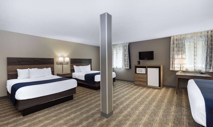 Wisconsin Dells Hotel | Welcoming Days Inn & Suites: Pool, Spa, and Family Fun