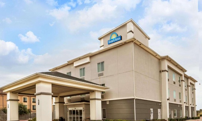 Mineral Wells Hotel | Pet-Friendly Retreat at Days Inn & Suites Mineral Wells