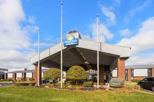 Indianapolis Hotel | Discover Days Inn & Suites: Family-Friendly Stay in Indy