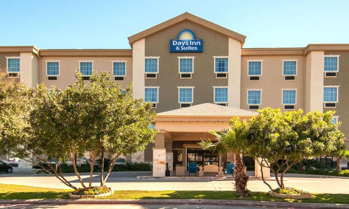 San Antonio Hotel | Pet-Friendly Days Inn & Suites Near Frost Bank Center