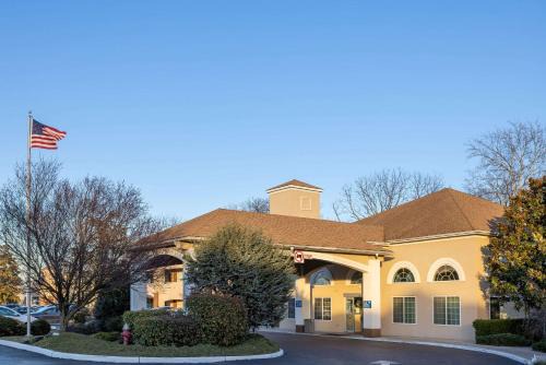 Cherry Hill Hotel | Comfortable Days Inn & Suites in Cherry Hill, Philadelphia