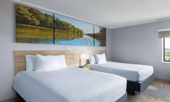 Kansas City Hotel | Budget-Friendly Days Inn & Suites with Kitchen & Breakfast