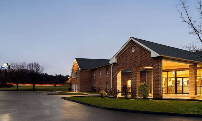 Rohrerstown Hotel | Family-Friendly Days Inn & Suites in Lancaster Amish Country