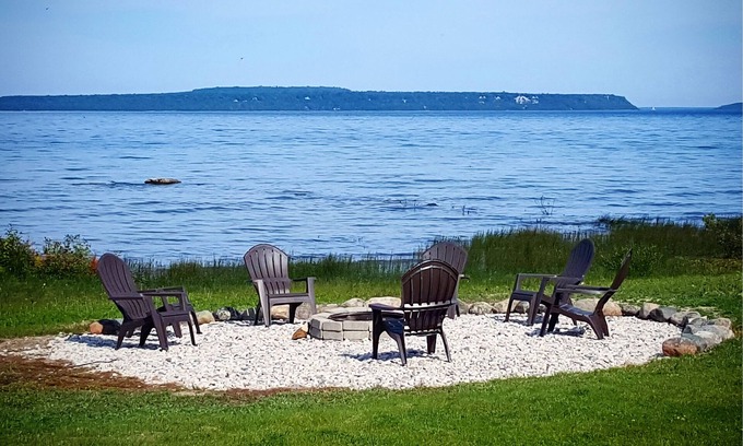 St Ignace Hotel | Lakefront Retreat at Days Inn & Suites St. Ignace