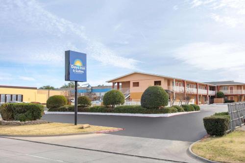 Arlington Hotel | Convenient Days Inn & Suites Near Six Flags, Pet Friendly