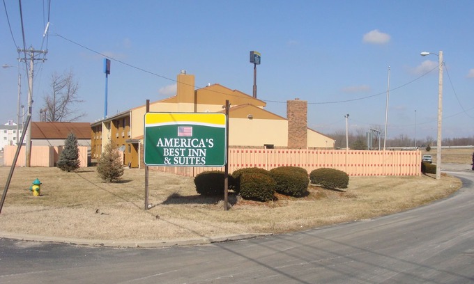 Caseyville Hotel | Comfortable Days Inn & Suites with Pool and Family Amenities