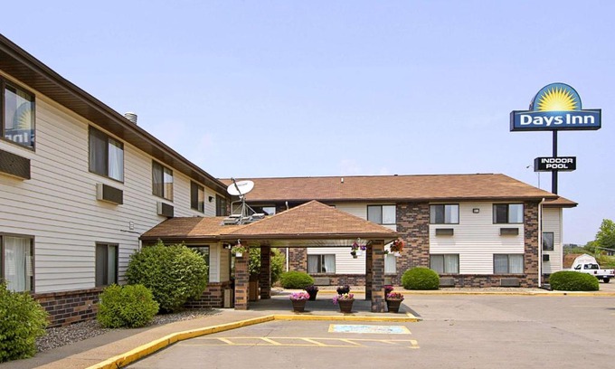 Davenport Hotel | Comfort and Convenience at Days Inn & Suites Davenport East